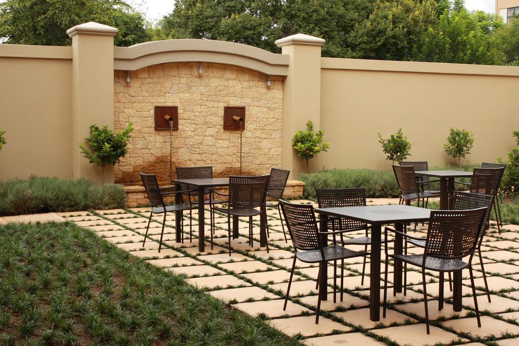 Faircity Grosvenor Gardens Претория Ресторан фото